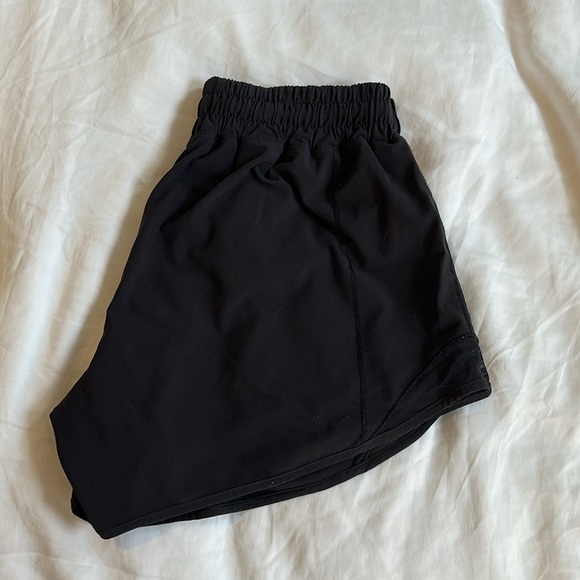 Lululemon- Hotty Hot Low-Rise Short 4” 🍋 - Picture 3 of 3